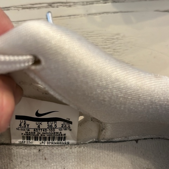 NIKE GORGEOUS perforated white leather sneakers !! Like new ! - Picture 6 of 6